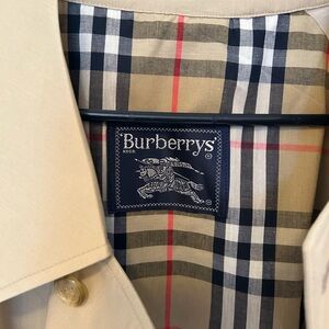 Burberrys Trench Coat. 44 Regular. NWOT. Partial Liner. Leather Buckle.